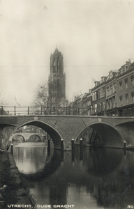 1680 Gezicht op de Oudegracht Tolsteegzijde te Utrecht met op de voorgrond de Hamburgerbrug en op de achtergrond de ...